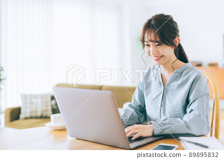 在家使用個人計算機的婦女 89895832