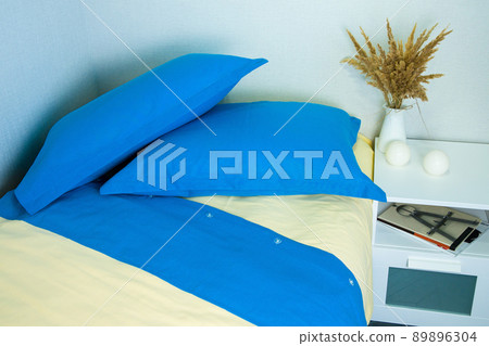 Bedroom decorated with bright flowers Bedroom decorated with bright flowers 89896304