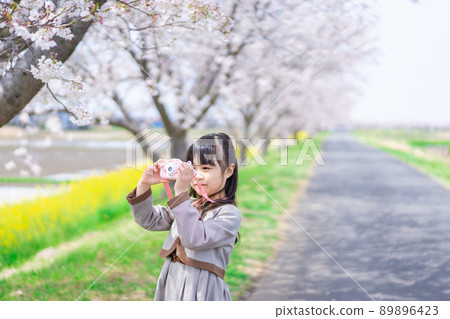 Elementary school students taking pictures with a camera 89896423