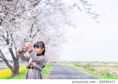 小學生用相機拍照 89896427