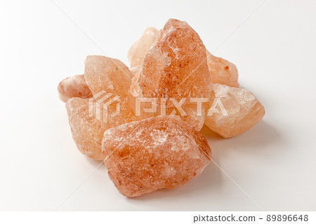 白色背景上的粉紅鹽 89896648