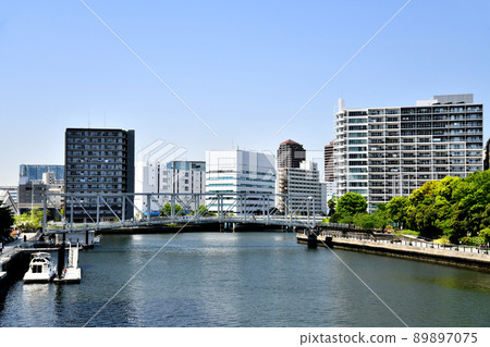 View toward Tennozu Fureai Bridge from Tennozu Ohashi / Tennozu Canal (Shinagawa-ku, Tokyo) [2022.4] 89897075