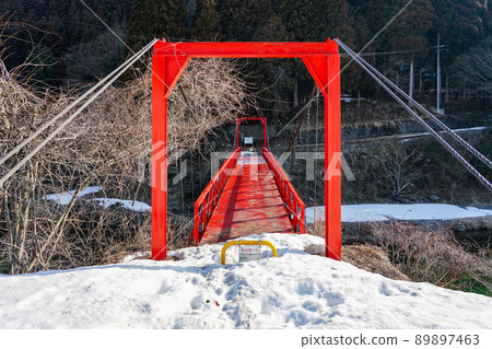 雪中的坂口川上的紅色吊橋(岐阜縣伊備川町) 雪中的坂口川上的紅色吊橋(岐阜縣伊備川町) 89897463
