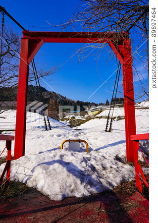 雪中的坂口川上的紅色吊橋(岐阜縣伊備川町) 雪中的坂口川上的紅色吊橋(岐阜縣伊備川町) 89897464