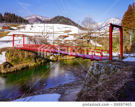 A red suspension bridge over the Sakauchi River in the snow (Ibigawa Town, Gifu Prefecture) A red suspension bridge over the Sakauchi River in the snow (Ibigawa Town, Gifu Prefecture) 89897465