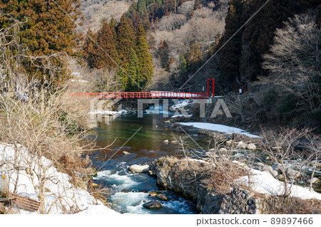 A red suspension bridge over the Sakauchi River in the snow (Ibigawa Town, Gifu Prefecture) A red suspension bridge over the Sakauchi River in the snow (Ibigawa Town, Gifu Prefecture) 89897466