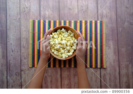 young man eating popcorn close up young man eating popcorn close up 89900356