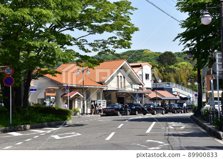 東海道本線大磯站，車站前旋轉和新鮮的綠色 89900833