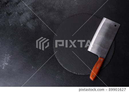 Black plate on a black background. Flat lay, top view, copy space 89901627