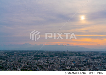 Cityscape where the sun sets 89901907