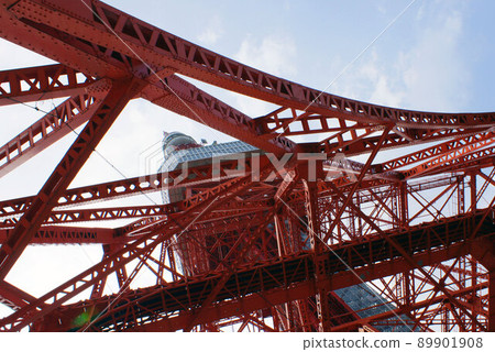 The top of the daytime Tokyo Tower seen from below 89901908