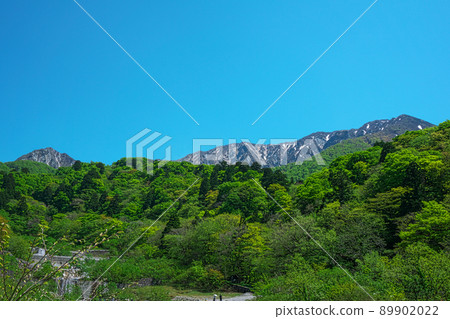 [100 Famous Mountains of Japan] Daisen, Fresh Green and Clear Blue Sky in Early Summer 3 Daisen Town, Saihaku District, Tottori Prefecture 89902022