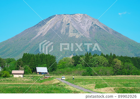 [100 Famous Mountains of Japan] Hoki Fuji / Daisen and the clear blue sky in early summer 4 Hoki Town, Saihaku District, Tottori Prefecture 89902026