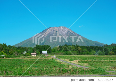 [100 Famous Mountains of Japan] Hoki Fuji / Daisen and the clear blue sky in early summer 5 Hoki Town, Saihaku District, Tottori Prefecture 89902027
