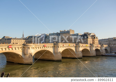 Pont Neuf, a bridge over the Seine in Paris 89902811