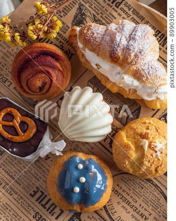 Assorted of bakery on the wooden tray. Assorted of bakery on the wooden tray. 89903005