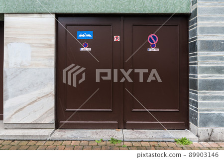 Jette, Brussels Capital Region - Vintage wooden garage port of an old local business 89903146