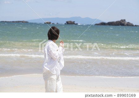 後面的年輕女子 後面的年輕女子 89903169