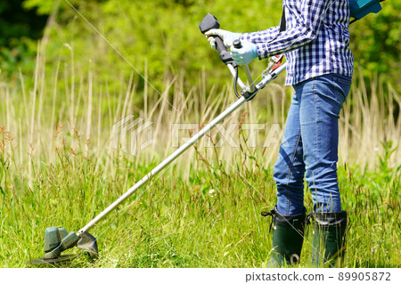操作電動割草機的女人沒有臉 89905872