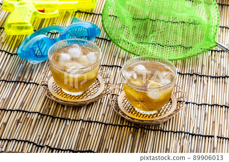 冷烤綠茶,炎熱夏天的形象 冷烤綠茶,炎熱夏天的形象 89906013