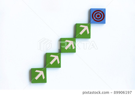 Arrow and target symbols on wooden blocks. Goal setting in business concept. Copy space 89906197
