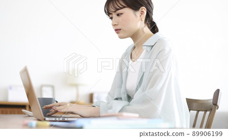 做遠距辦公的年輕女子 89906199