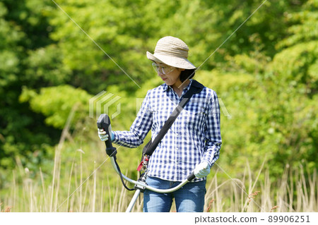 操作割草機的中年婦女 操作割草機的中年婦女 89906251
