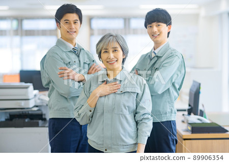 Senior female managers and young workers in work clothes lined up in the office Senior female managers and young workers in work clothes lined up in the office 89906354