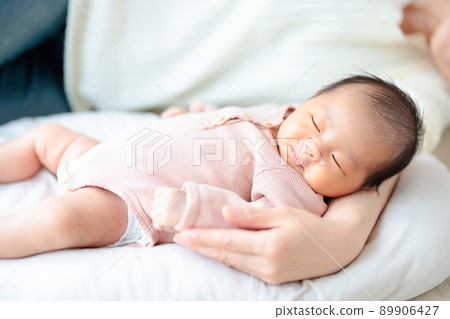 嬰兒睡著一個臂枕，一個快樂的表情 89906427