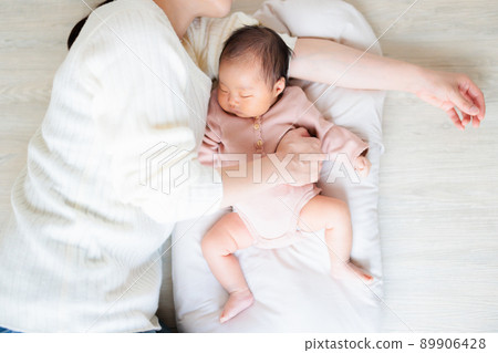 嬰兒用手臂枕頭睡覺 89906428
