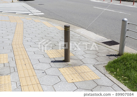 人行道上的盲文塊 89907084