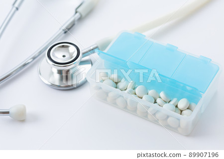 Medicine case and stethoscope 89907196