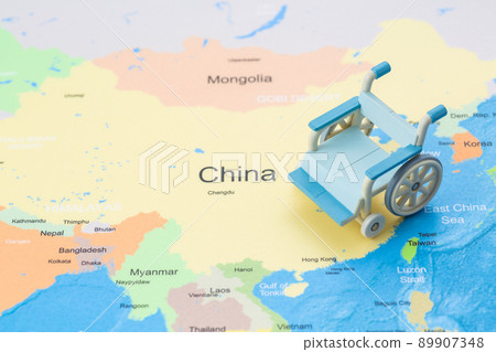 輪椅和地圖 89907348