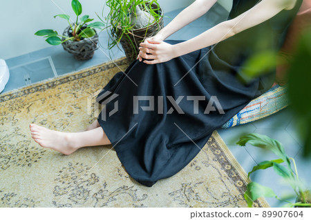 一個被觀葉植物包圍的女人 一個被觀葉植物包圍的女人 89907604