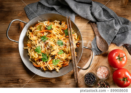 Fried noodles with chicken and vegetables. 89908608