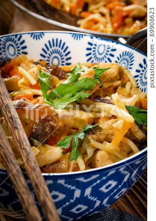 Fried noodles with chicken and vegetables. 89908623