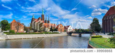 bridge to island Tumski, Wroclaw, Poland 89908668