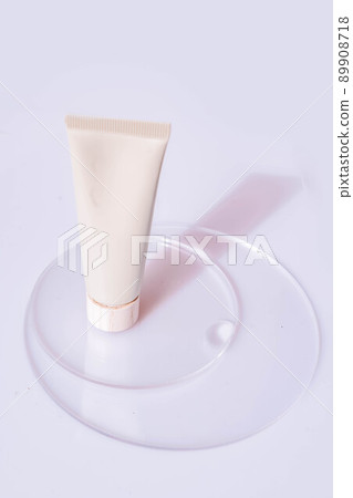 Glass petri dish with transparent pure serum for skin care 89908718