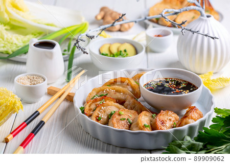 Traditional Japanese gyoza dumplings. 89909062
