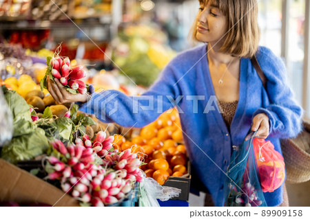 Woman shopping food at market 89909158