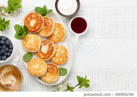 Cottage pancakes with jam, sour cream and berries Cottage pancakes with jam, sour cream and berries 89909290