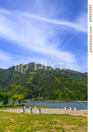 (Yamanashi Prefecture) Clear sky and mountains in the Misaka Mountains, Lake Kawaguchi Yagizaki Park 89910491