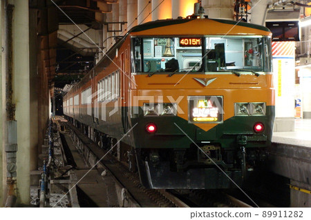 Limited Express Akagi train stopped at Ueno Station at night: 185 series Shonan color train 89911282