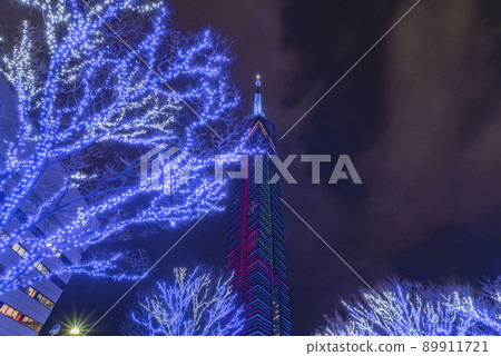 [九州/福岡]福岡塔腳下發光的樹木的夜景組成。 89911721