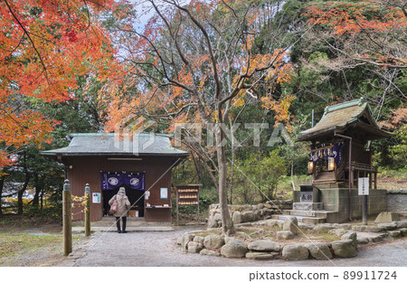 [九州/宮路] 宮地岳神社的秋葉覆蓋著奧宮七福神社的節松社。 89911724