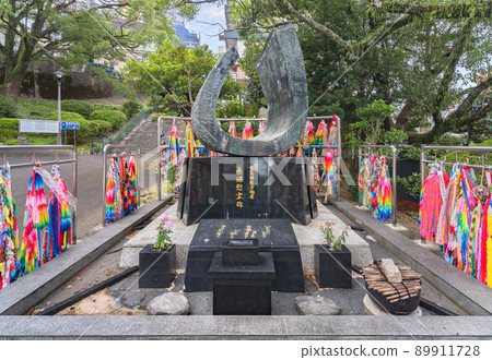 [九州/長崎] 向電信工作者捐贈的原子彈紀念碑和全國學生製作的一千隻紙鶴。 89911728