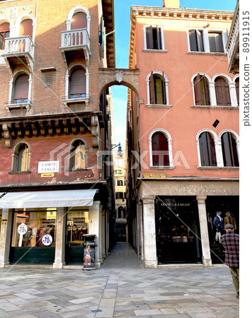 陽光明媚的日子裡,威尼斯街道上的一條安靜的小路 陽光明媚的日子裡,威尼斯街道上的一條安靜的小路 89911915