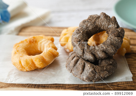 Chocolate and plain donuts 89912069
