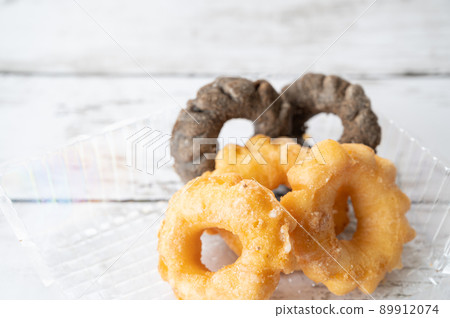 Chocolate and plain donuts Chocolate and plain donuts 89912074
