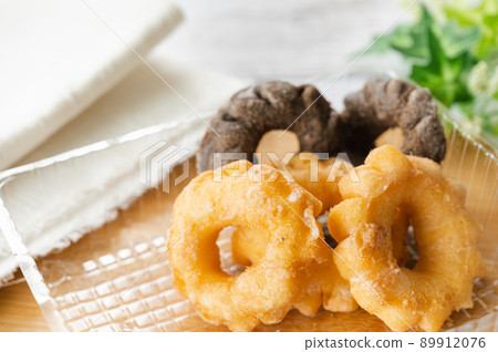 Chocolate and plain donuts Chocolate and plain donuts 89912076